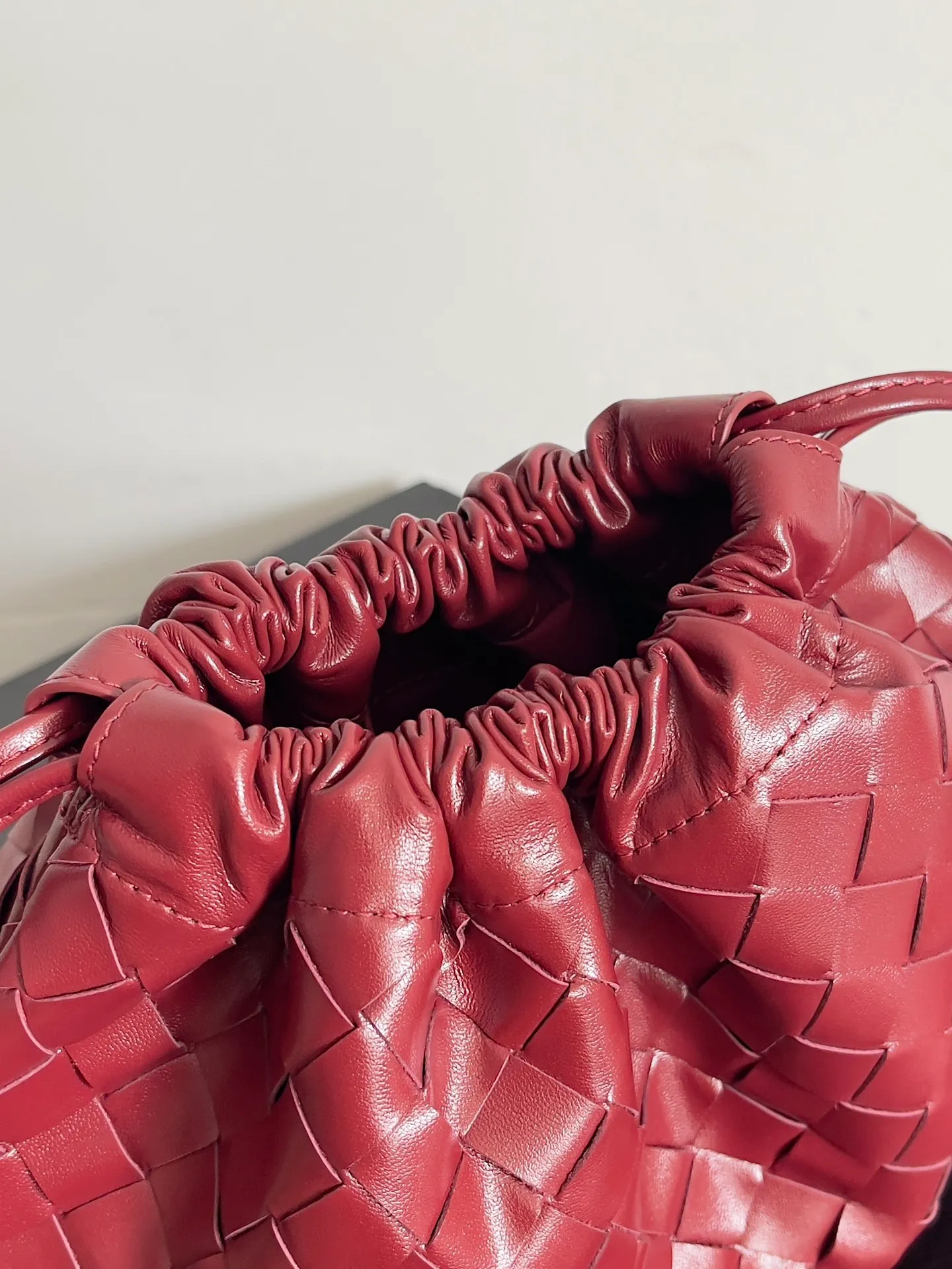 Batch 1560 Armpit bags have become a fashionable item that every girl has in their hands in recent years🛍️. The elegant and simple style has won the love of many people of different ages. However, there is an unavoidable trouble with armpit bags, that is, the capacity is too small, and BOTTEGA VENETA’s new Dustbag Considering people's travel needs, the capacity of garbage bags has been greatly upgraded. Folding umbrellas, water cups, and girls' makeup powder and lipstick can all be accommodated. It is very light and resistant to dirt. Even if you have a lot of things when traveling, it can reduce the burden to a certain extent. The shoulder straps are buckled and can be changed at will. It can be used for hand holding or as the liner of a large bag. After the drawstring is drawn, it looks like a cloud bag. It is very suitable for concave styling when traveling in summer🙋🏻‍♀️ Style number: 796728 Size: 32*23*1cm